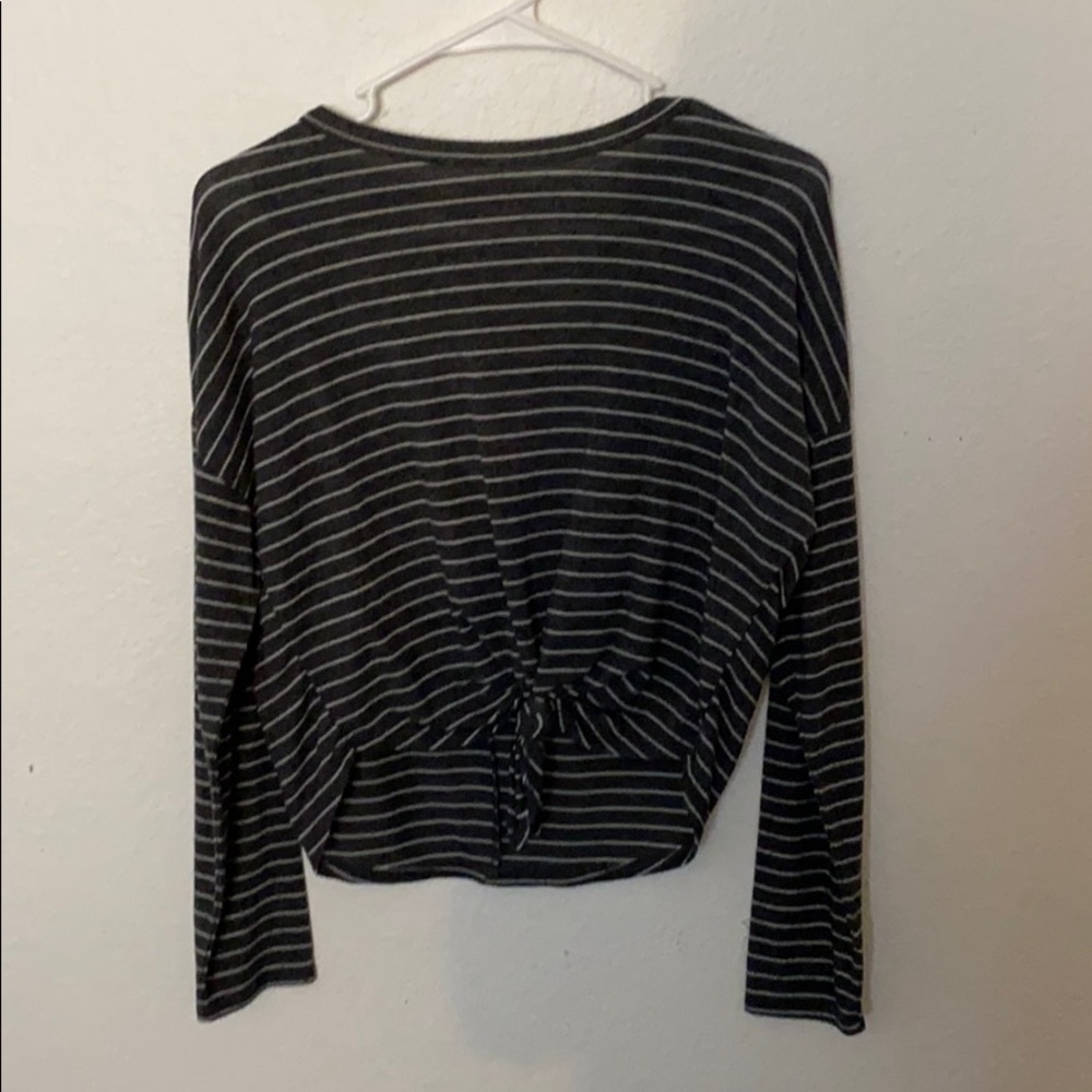 Soft Gray/White Striped Front Tie Shirt!🖤